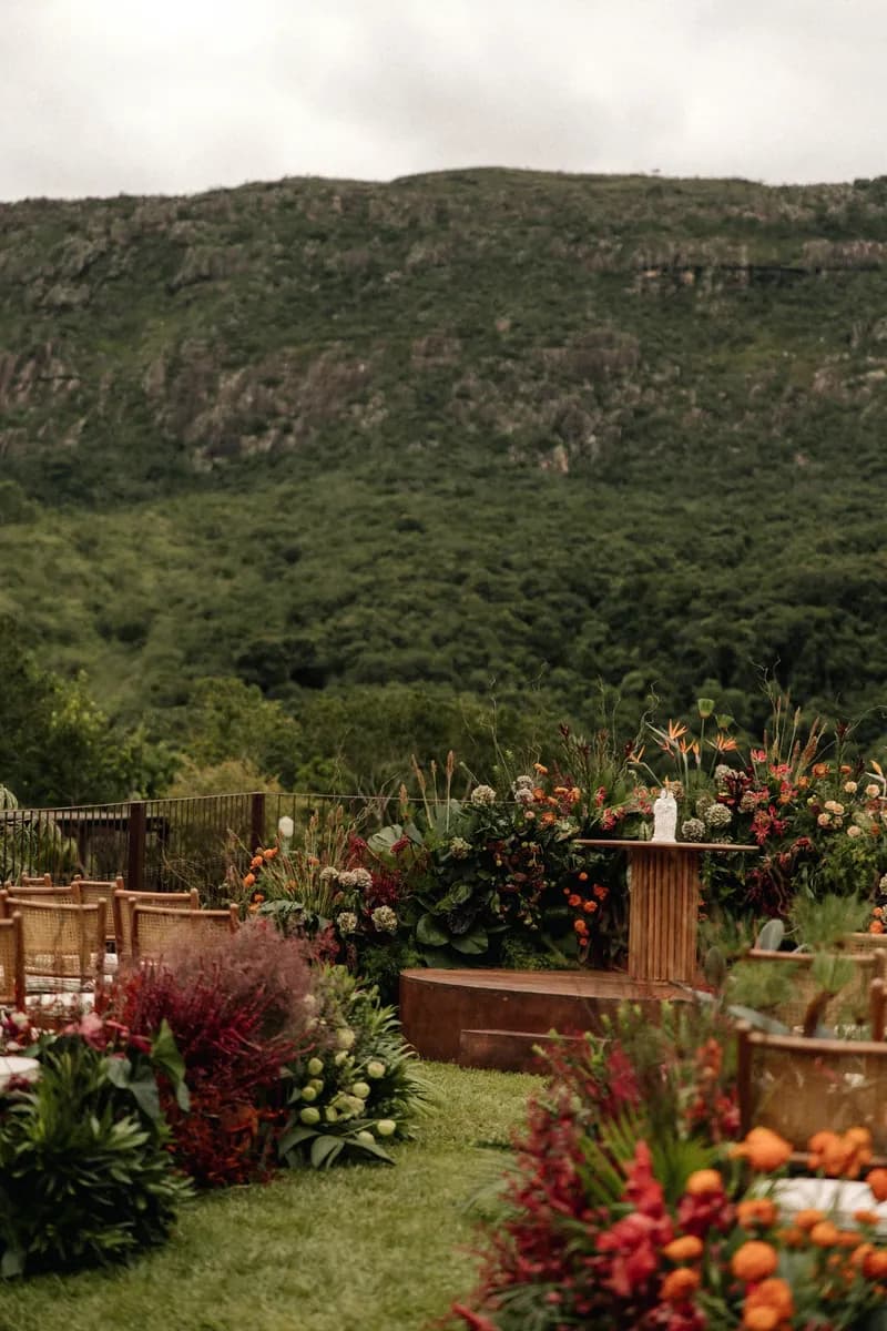 Decoração de casamento impecável e elegante nos jardins da pousada